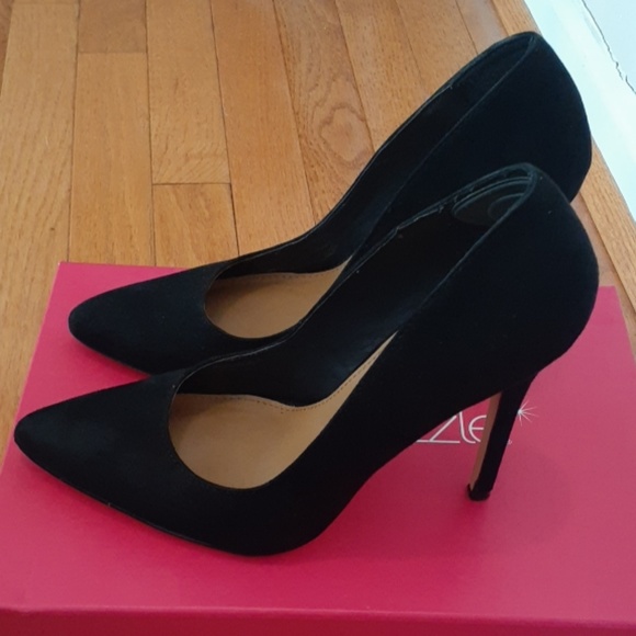 Black High Heeled Pump - Picture 2 of 4